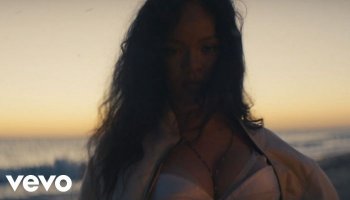 Rihanna — «Lift Me Up»